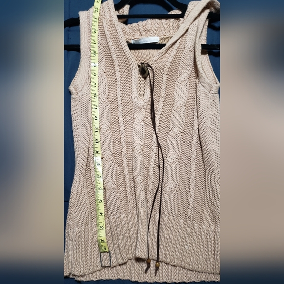 Charlotte Russe Hooded Sleeveless Sweater - Picture 5 of 10